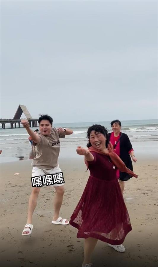 00后小伙“误入”老年旅游团6天：完美融入后成了半个导游