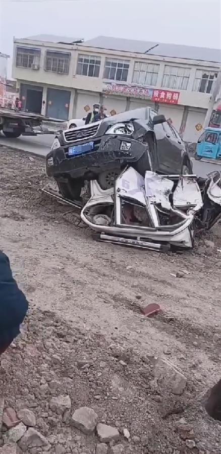 男子撞车后竟用石头猛砸对方司机致其死亡，目前已被警方控制