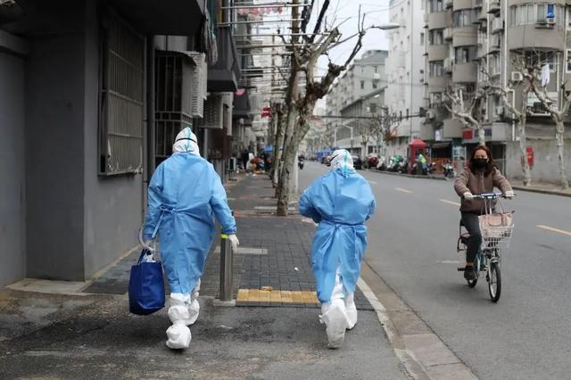 疫情下上海人的互助太暖了！街道自建编外“120”、小夫妻免费给邻居送菜……团结就是力量