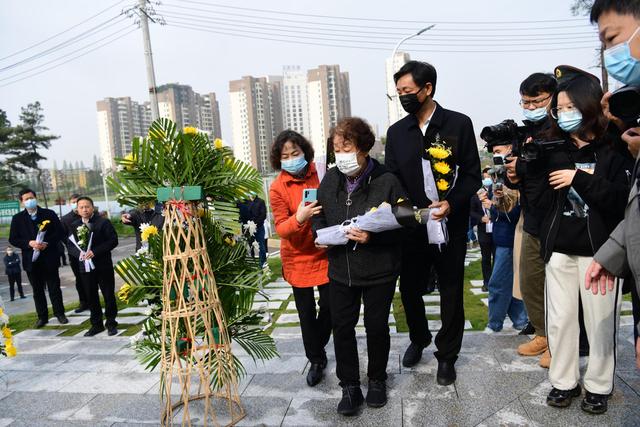 袁隆平青铜雕像揭幕