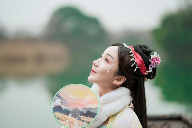 娄艺潇发布了一张国风照片，并绘制了宋汉服明珠，展现了汉朝的魅力。
