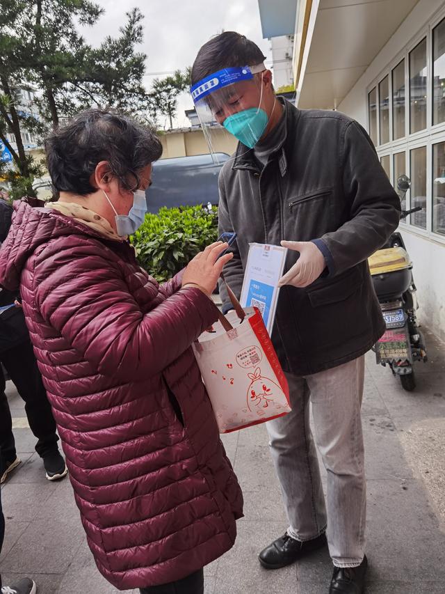 上海浦西封控前夕：居民抓紧采购