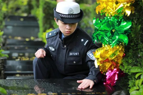 从辅警到民警，她穿上了爸爸的警服，贴上了他的警号