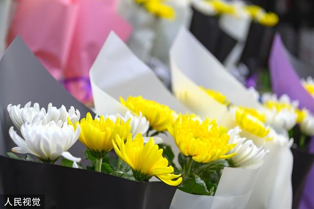 孤独的守墓人：用了10年，认全墓碑上的名字