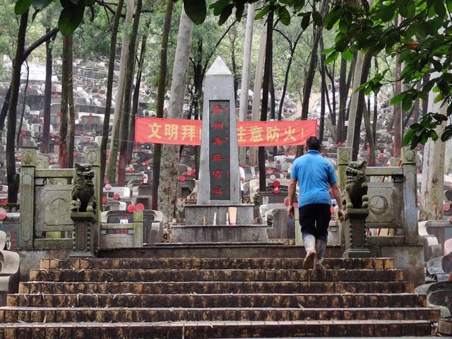 孤独的守墓人：用了10年，认全墓碑上的名字