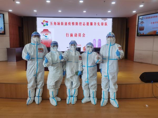 居委干部和志愿者被封在“阳性楼”里，上海这个社区情况紧急！幸好他们来了……