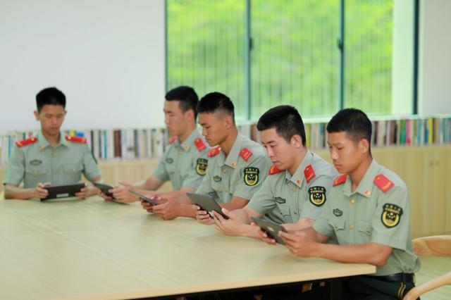 海南三亚：武警官兵开展网上祭英烈主题活动