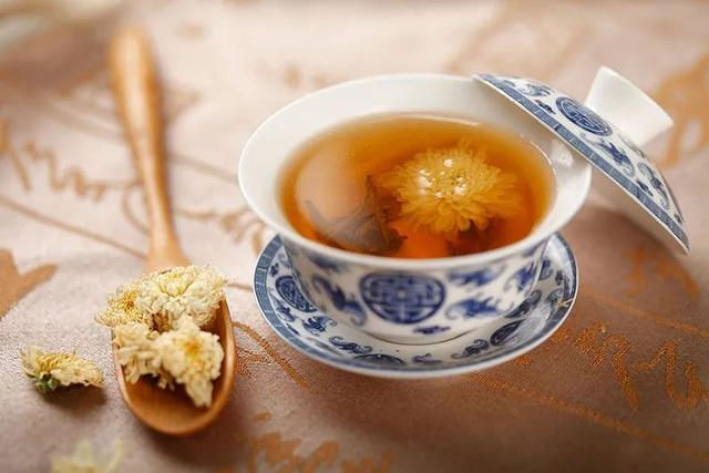 菊花泡茶品种怎么选？加上这些搭配，养生功效翻倍～