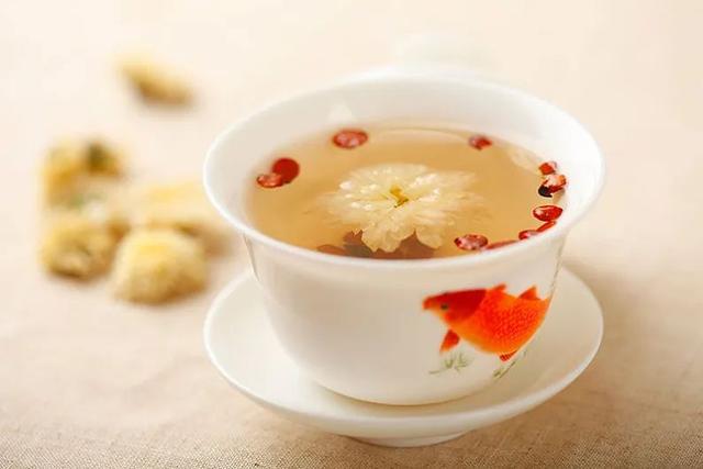 菊花泡茶品种怎么选？加上这些搭配，养生功效翻倍～