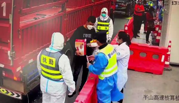 昨天，34岁货车司机在杭州高速口嚎啕大哭！7天没吃“饭”了……民警一个举动太暖心