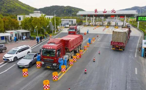 7天没吃“饭”了……34岁货车司机在杭州高速口嚎啕大哭！浙江一地通知：不随意劝返