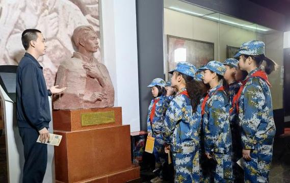 东方红小学开展“清明祭英烈 丰碑励童心”主题教育活动