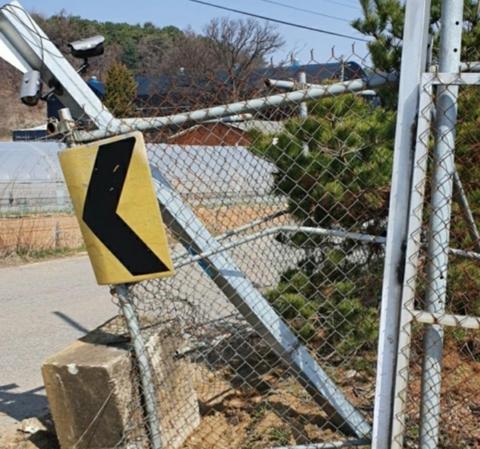 驻韩美军车辆撞烂民宅围栏后跑路 受害人崩溃：10年了一直这样