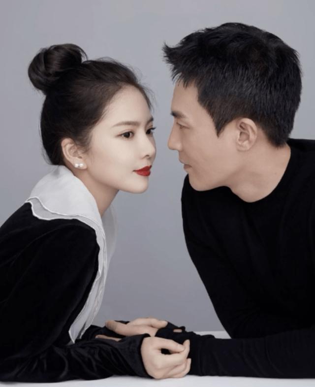 在一家三口拍完全家福后,杜淳又与老婆王灿拍了夫妻合照.