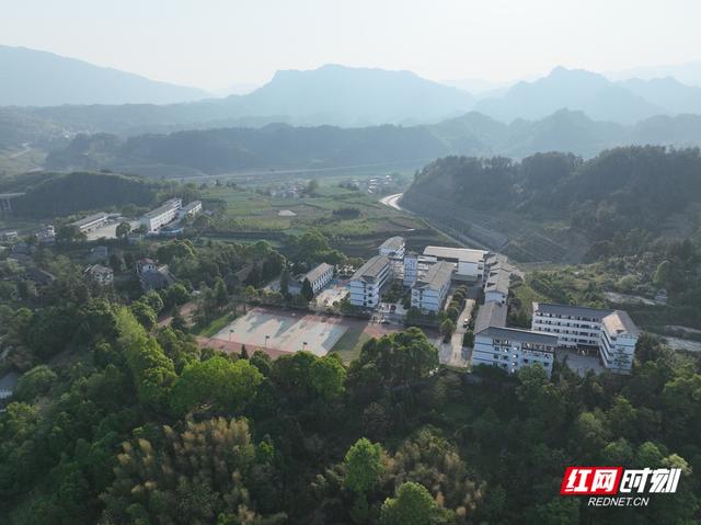 张家界一山村中学师生把知识难点编成1496首歌，别人家的学校
