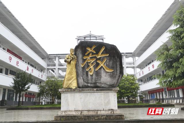 张家界一山村中学师生把知识难点编成1496首歌，别人家的学校