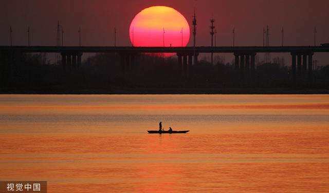 夕阳西下 哈尔滨松花江边剪影如油画