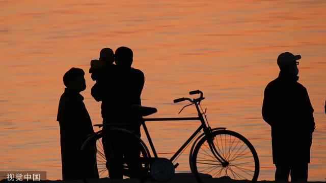 夕阳西下 哈尔滨松花江边剪影如油画