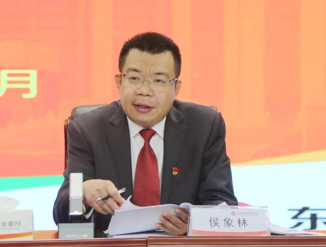 东港农商银行组织召开一季度经营分析暨“春天行动”总结表彰会议