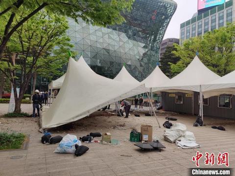 韩国首尔广场临时核酸检测点拆除 户外活动时隔两年重启