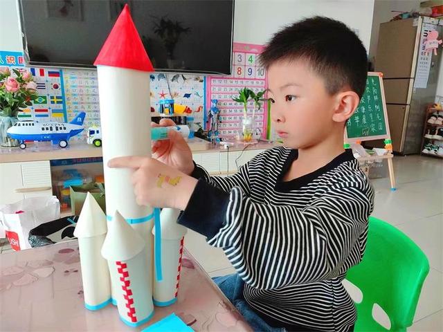 龙塔中心幼儿园开展“中国航天日”主题活动