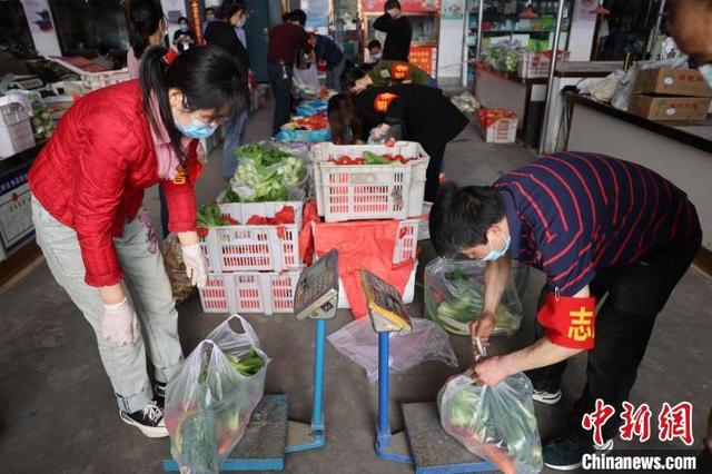 山西太原管控区里“蔬菜兄弟”的一天