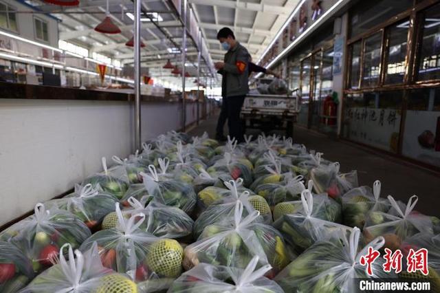 山西太原管控区里“蔬菜兄弟”的一天
