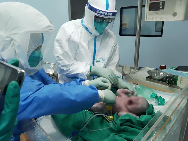 特写：定点医院迎来第100个新生儿