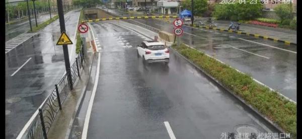 男子驾车擅离封控区，罚