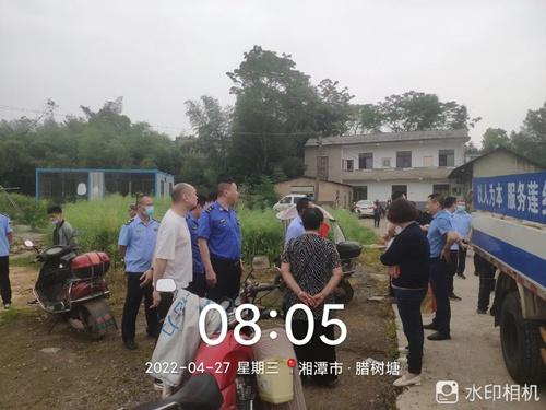 湘潭县城管执法局联合整治马路市场