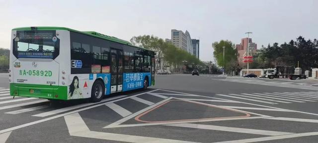 长春解封首日：超市门前排长队