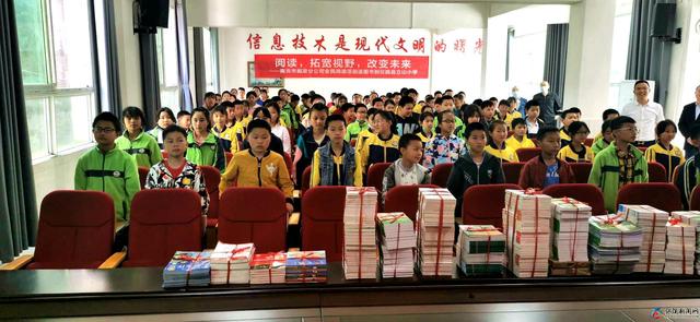 为留守儿童“书”送温暖 体验阅读快乐