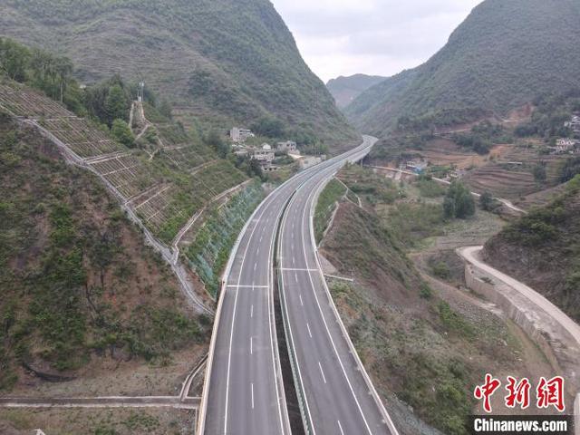 贵州：镇赫高速公路建成通车