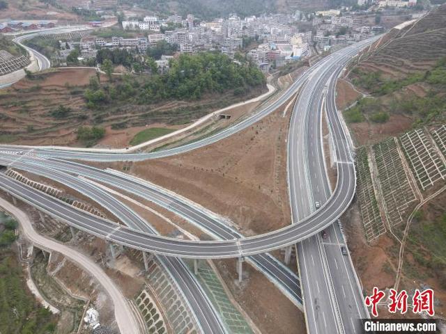 贵州：镇赫高速公路建成通车
