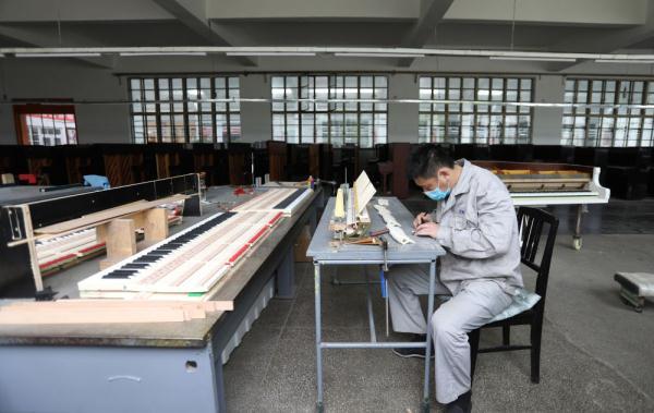 “中国造”钢琴是怎样炼成的？——国产钢琴装配师的故事