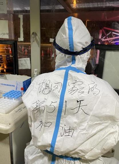 大雨夜，杭州一女子背后的这句话让人泪目……