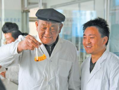 弘扬劳模精神 凝聚奋进力量