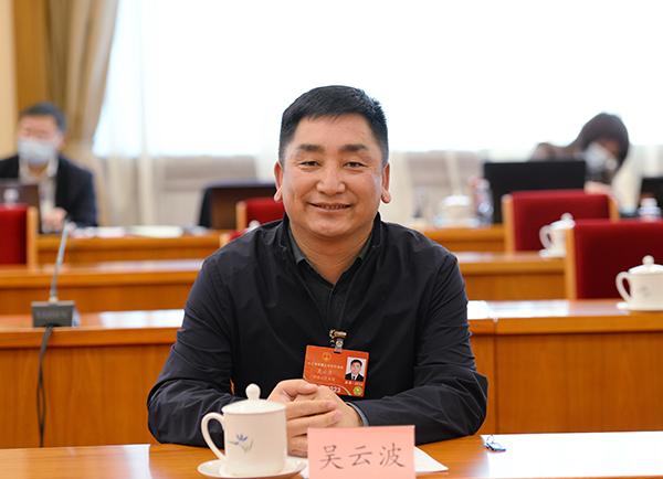 “赶上了好时候，嘎查的路条条都是幸福路”