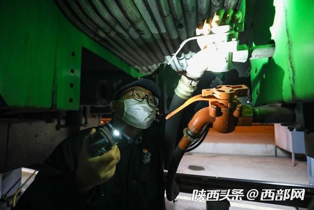组图｜夜检“复兴号”! 他们是“绿巨人”的守护者