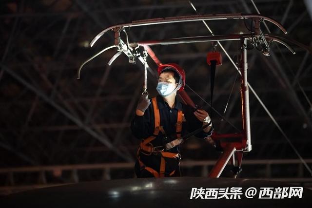 组图｜夜检“复兴号”! 他们是“绿巨人”的守护者