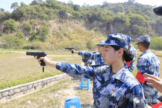 空军某旅组织轻武器实弹射击考核