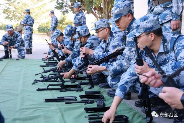 空军某旅组织轻武器实弹射击考核