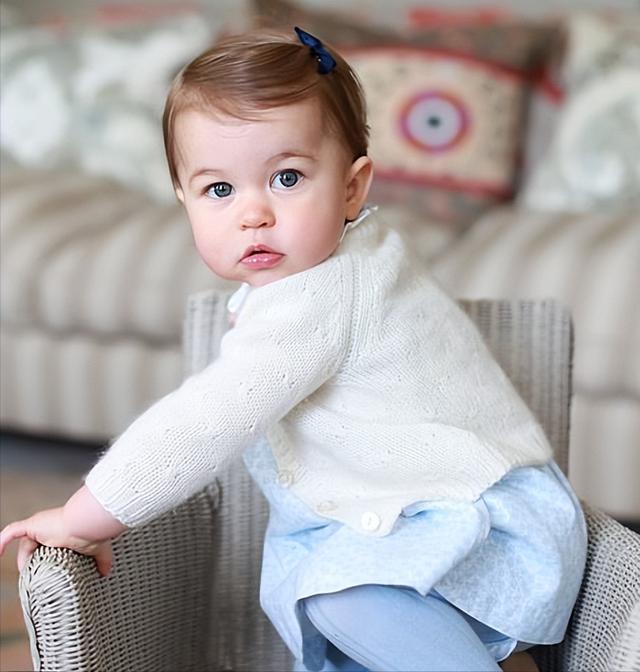 英国夏洛特公主七岁生日照长发飘飘满脸笑容 从小受女王宠爱