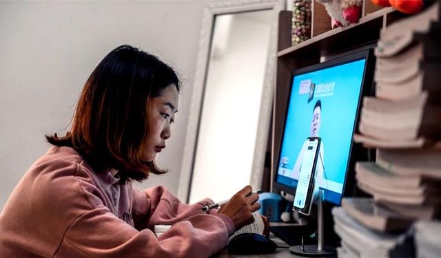 每一步都万分艰难，这位聋人女孩依然做到“中国首位”
