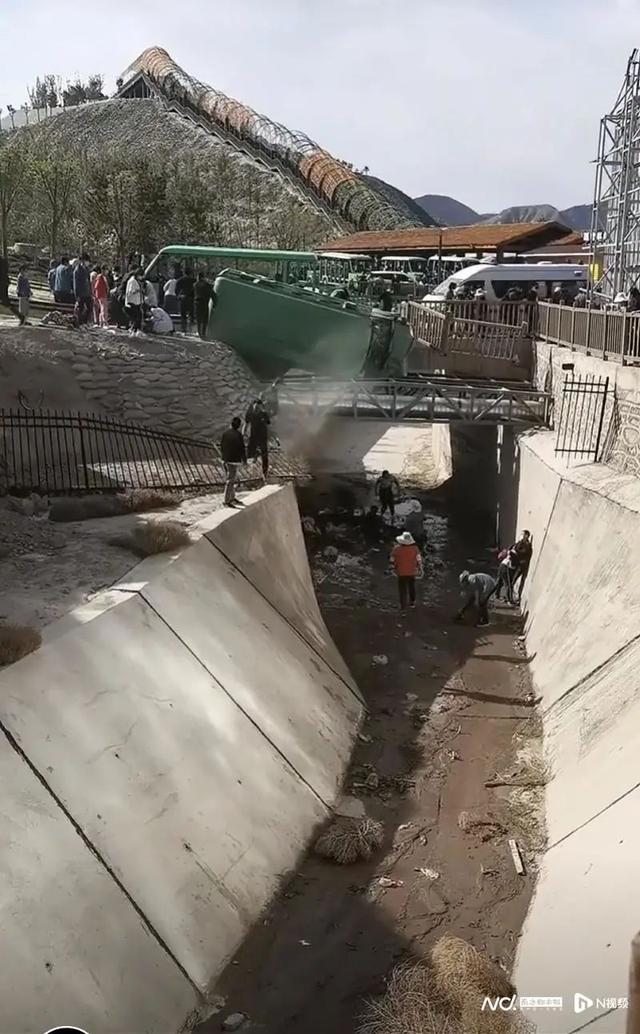 突发！一景区观光车侧翻，已致2死17伤