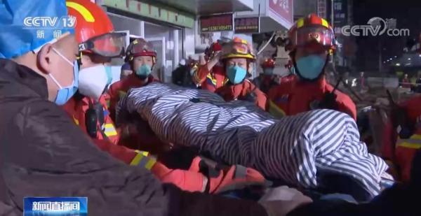 “被营救出来时，她抬头笑了”，第9位被困者获救还有这些细节