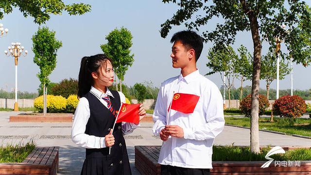 德州大学生与团旗合影，定格最美青春（图）