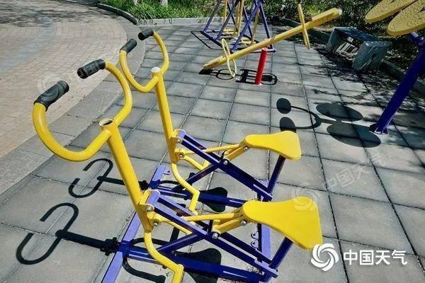 北方迎“换季式”降温，超10省份气温俯冲局地降幅14℃