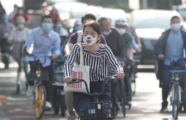 2022-05-05 大量北京市民今早骑行上班