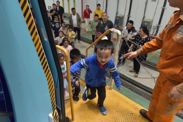 警属进警营 共度五一节